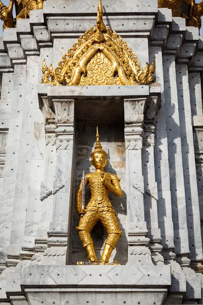 Guardia d'oro sulla torre, Wat Phi, Thailandia — Foto Stock