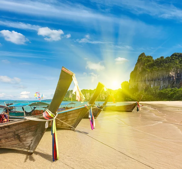 Barcos de cauda longa na praia, Tailândia — Fotografia de Stock