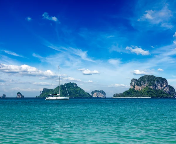 Mare tropicale con yacht e isole. Tailandia — Foto Stock