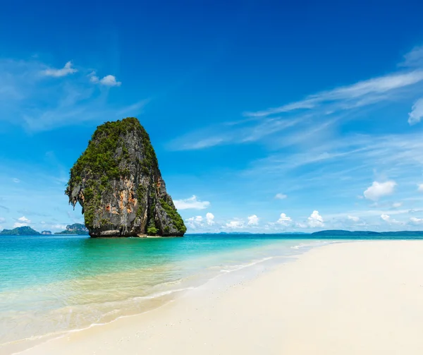 Spiaggia idilliaca, sabbia, mare, cielo — Foto Stock