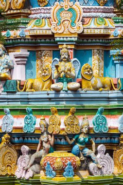 Hindu tapınağı gopura (Kule üzerinde heykeller)