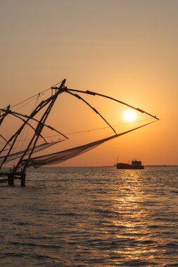 günbatımı üzerinde Çince file çorap. Kochi, kerala, Hindistan
