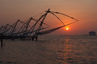 günbatımı üzerinde Çince file çorap. Kochi, kerala, Hindistan