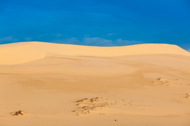 Güneş doğarken beyaz kum tepeleri, Mui Ne, Vietnam