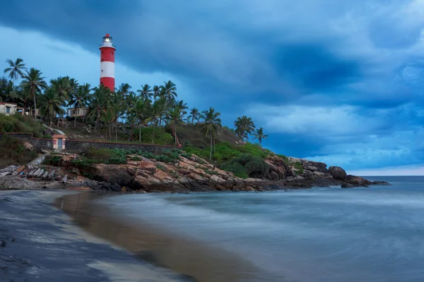 Raduno tempesta sulla spiaggia e faro al tramonto. Kerala, India — Foto Stock