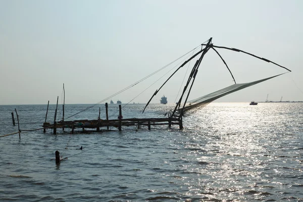 Chinese fishnets op zonsondergang. Kochi, kerala, india — Stockfoto