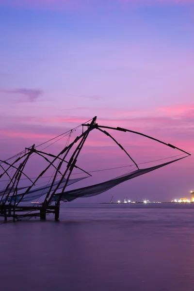 Čínská fishnets na západ slunce. Kochi, kerala, Indie — Stock fotografie
