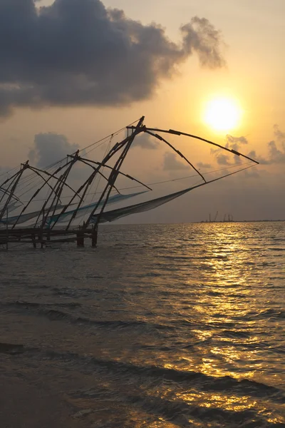 Filets de pêche chinois au coucher du soleil. Kochi, Kerala, Inde — Photo