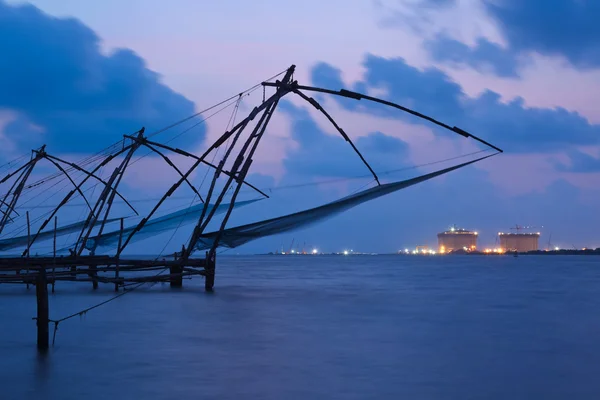 Reti da pesca cinesi al crepuscolo. Kochi, Kerala, India — Foto Stock