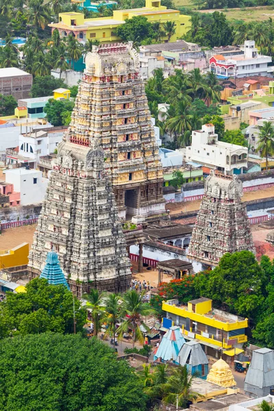 Gopura (torres) del templo del señor Bhakthavatsaleswarar. Thirukalu. — Foto de Stock