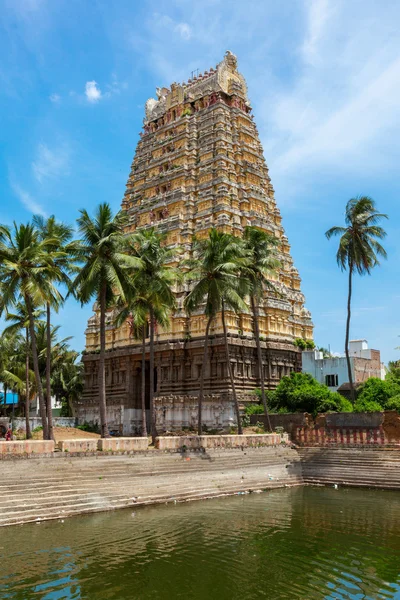 Gopura (věž) a chrám tank lorda Bhakthavatsaleswarar Temp — Stock fotografie