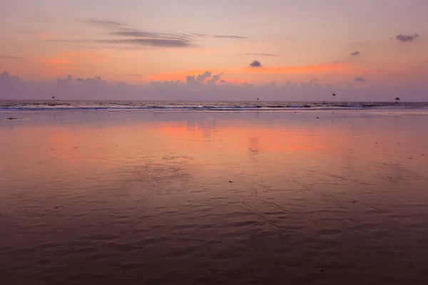 Tramonto sulla spiaggia di Baga. Goa. — Foto Stock