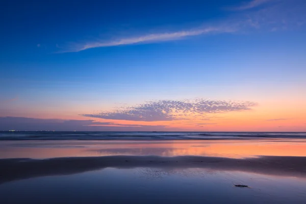 Pôr do sol na praia de Baga. Goa... — Fotografia de Stock