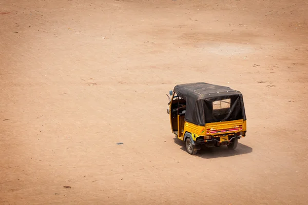 Autorickshaw na ulici. Indie — Stockfoto