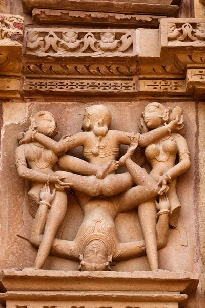 Erotische Skulpturen, khajuraho, indien — Stockfoto