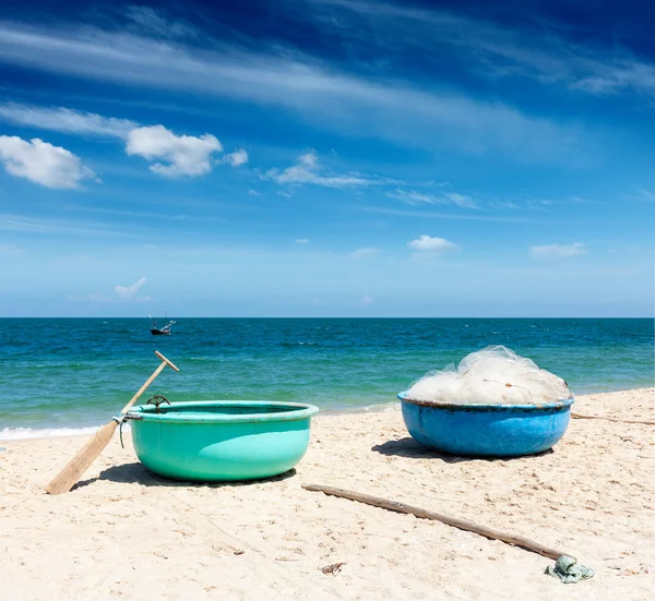 Barcos de pesca na praia. Mui Ne, Vietname — Fotografia de Stock