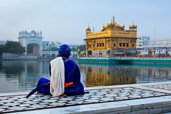 Seekh Nihang guerrero no identificable meditando en el templo de Sikh Ha —  Fotos de Stock