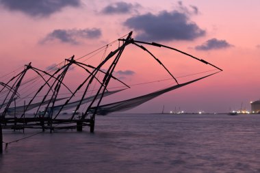 günbatımı üzerinde Çince file çorap. Kochi, kerala, Hindistan