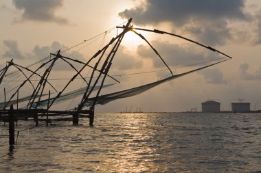 günbatımı üzerinde Çince file çorap. Kochi, kerala, Hindistan