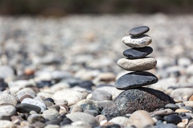 Zen dengeli taş yığını