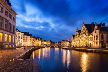 Ghent sokakları akşam Kanal, graslei ve Korenlei'ye. Gent,