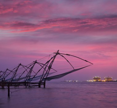 günbatımı üzerinde Çince file çorap. Kochi, kerala, Hindistan
