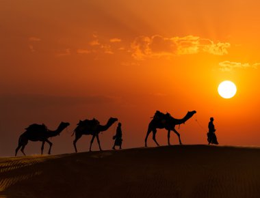 Thar çöl dunes içinde deve ile iki cameleers (deve sürücüleri)