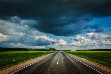 yol ve fırtınalı gökyüzü