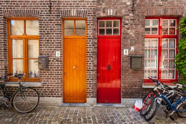 Eski evler ve Avrupa şehri Bruges (Brugge Bisiklet kapılar