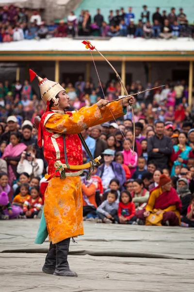 Dansers in traditionele ladakhi Tibetaanse kostuums voeren oorlogszuchtige — Stockfoto