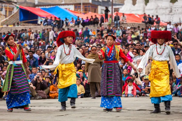 Jóvenes bailarines en trajes tradicionales tibetanos Ladakhi realizan fo — Foto de Stock