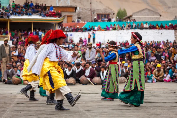 Jóvenes bailarines en trajes tradicionales tibetanos Ladakhi realizan fo —  Fotos de Stock
