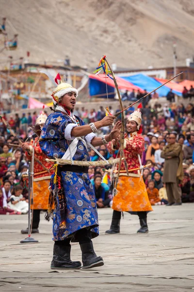 Dancers in traditional Ladakhi Tibetan costumes perform warlike — Stock Photo, Image