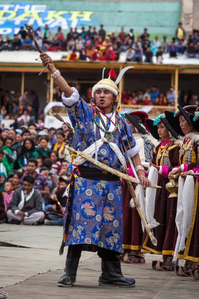 Dançarinos em trajes tibetanos Ladakhi tradicionais executam bélico — Fotografia de Stock