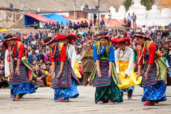 Dancers in traditional Ladakhi Tibetan costumes perform warlike — Stock Photo, Image