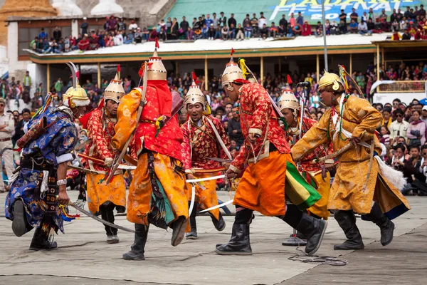 Dançarinos em trajes tibetanos Ladakhi tradicionais executam bélico — Fotografia de Stock