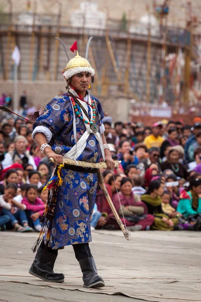 Tancerze w strojach tybetańskiej tradycyjnych ladakhi wykonać wojowniczy — Zdjęcie stockowe