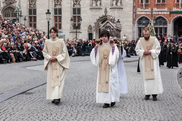 Процессия Святой Крови в день Вознесения в Брюгге (Брюгге) ) — стоковое фото