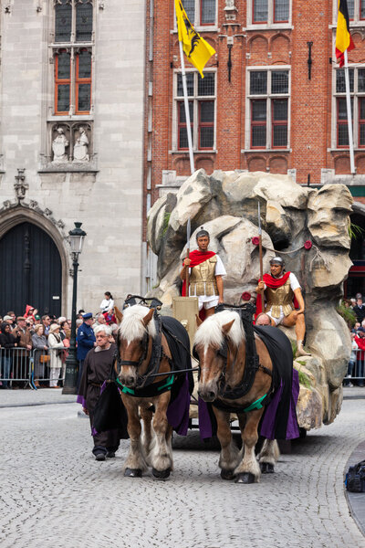 Процессия Святой Крови в день Вознесения в Брюгге (Брюгге)
)