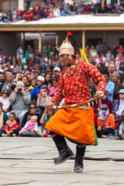 Dançarinos em trajes tibetanos Ladakhi tradicionais executam bélico — Fotografia de Stock