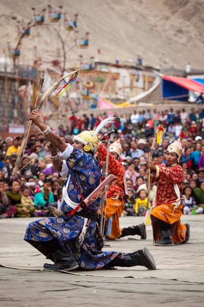 Tanečníci v tradiční ladakhi tibetské kostýmy provést bojovný — Stock fotografie