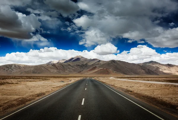 Road on plains in Himalayas with mountains — Stock Photo, Image