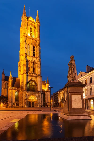 Catedral de San Bavo por la noche. Sint-Baafsplein, Gante, Bel — Foto de Stock