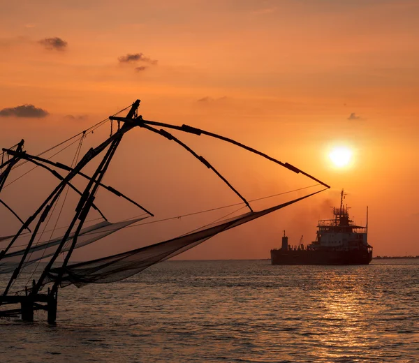 Filets de pêche chinois au coucher du soleil. Kochi, Kerala, Inde — Photo