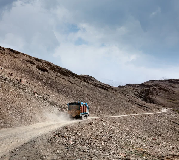 Manali-Leh carretera en el Himalaya indio con camión —  Fotos de Stock