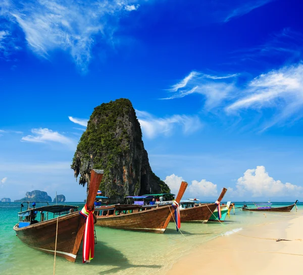 Barca a coda lunga sulla spiaggia, Thailandia — Foto Stock