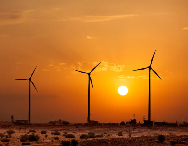 Generadores eólicos siluetas en la puesta del sol — Foto de Stock