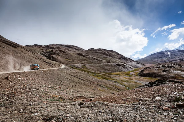 Манали-Лех дорога в индийских Гималаях с грузовиком — стоковое фото