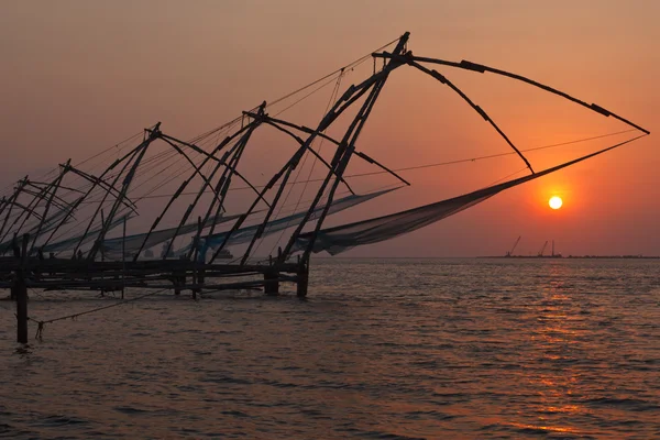Redes de pesca chinesas ao pôr-do-sol. Kochi, Kerala, Índia — Fotografia de Stock