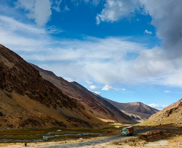 Manali-leh road w indyjskich Himalajach z ciężarówką — Zdjęcie stockowe